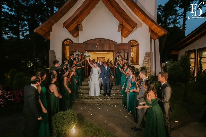 casamento destination wedding no hotel ritta hoppner em gramado com decoração clássica, elegante e botânica em tons de branco verde e fendi por life eventos especiais