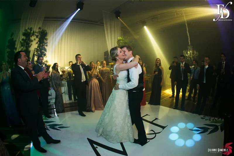 casamento com cerimônia na casa vetro em porto alegre e cerimônia na igreja cristo bom pastor com decoração clean clássica sofisticada e contemporânea em branco verde prataria e cristais por life eventos esepciais cerimonialista wedding planner em porto alegre