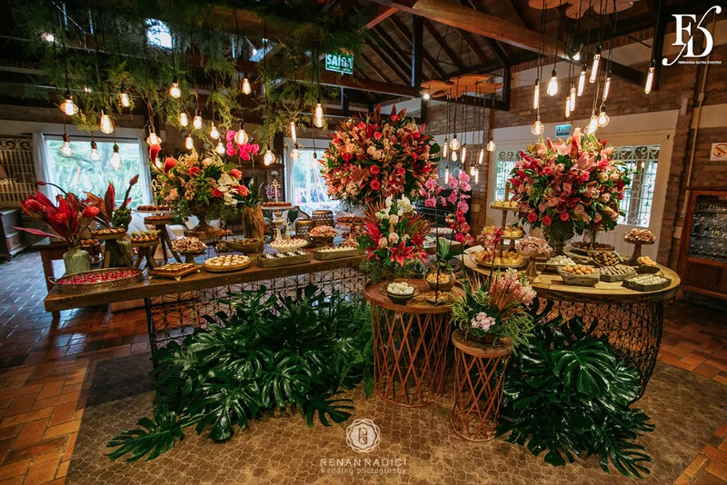 casamento diurno realizado em porto alegre rs no alto da capela por life eventos especiais cerimonialista wedding planner especializada em casamentos de alto padrão em porto alegre decoração boho chic botânica em tons de nude rosa e verde por life eventos especiais