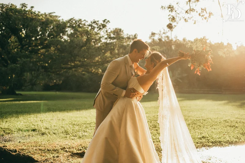casamento realizado no alto da capela em porto alegre por life eventos especiais com cerimônia ao ar livre decoração despojada em tons terrosos e uma parede de donuts para a alegria dos convidados