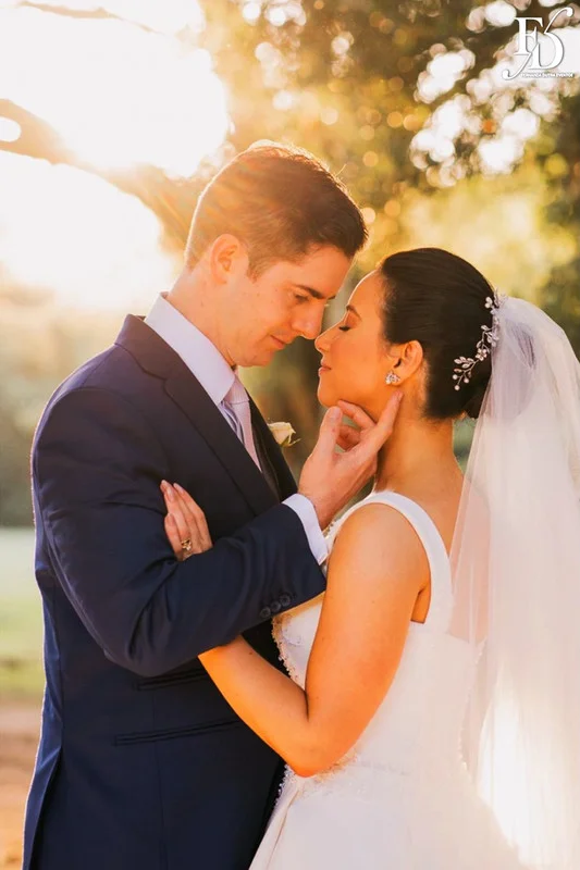 casamento com cerimônia realizada às 15h na Basílica Nossa Senhora das Dores em Porto Alegre e recepção no Alto da Capela. Coquetel na área externa embalado com jazz e por-do-sol, jantar formal, decoração exuberante e linda, em estilo botânico e muitas cores, luxuoso e lindo, por Life Eventos Especiais