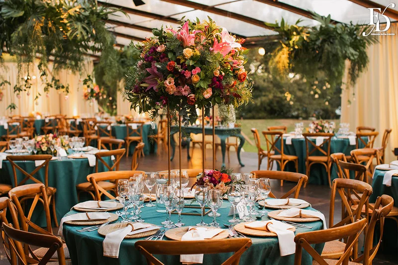 casamento com cerimônia realizada às 15h na Basílica Nossa Senhora das Dores em Porto Alegre e recepção no Alto da Capela. Coquetel na área externa embalado com jazz e por-do-sol, jantar formal, decoração exuberante e linda, em estilo botânico e muitas cores, luxuoso e lindo, por Life Eventos Especiais