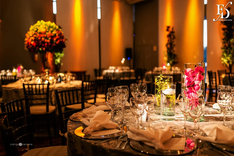 casamento com cerimônia na igreja santa teresinha do menino jesus na rua ramiro barcelos em porto alegre e recepção e festa na casa vetro com decoração moderna contemporânea sofisticada luxuosa em tons de cinza prata e flores coloridas na paleta de tons terrosos por life eventos especiais cerimonialista de casamento em porto alegre