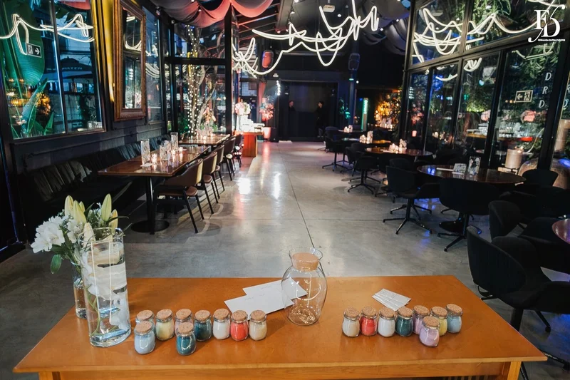 Cerimônia de casamento no Dry Moments & Drinks com convidados ao redor, Porto Alegre