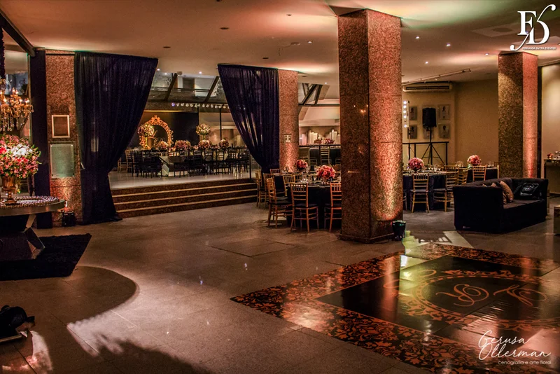 casamento com decoração luxuosa na praça dos fundadores do grêmio náutico união em porto alegre em tons de dourado preto e rosa sofisticado clássico e elegante por life eventos especiais cerimonialista em porto alegre cerimônia na igreja são pedro