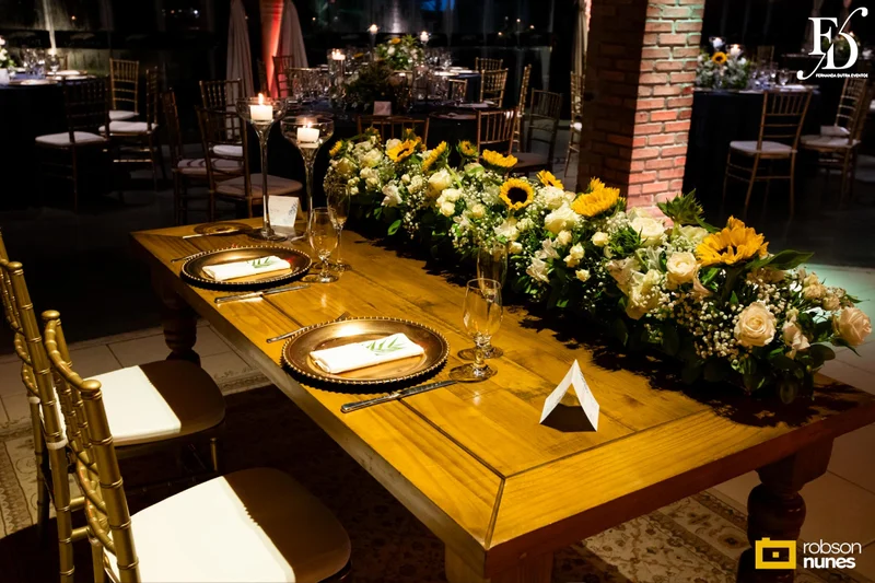 casamento no espaço paraíso em porto alegre com decoração moderna em azul marinho, dourado e girassóis; temática geek, com referências a funko pop, filmes e séries - por life eventos especiais