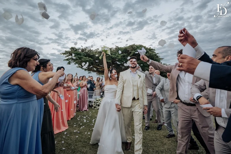 casamento no espaço paraíso em porto alegre cerimônia ao ar livre com decoração minimalista clean e delicada estilo pinterest por life eventos especiais