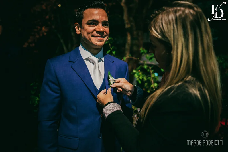 casamento na igreja nossa senhora do mont'serrat em porto alegre e festa de casamento na casa vetro em porto alegre com decoração sofisticada e luxuosa estilo clássico em dourado branco e amarelo por life eventos especiais cerimonialista de casamento em porto alegre