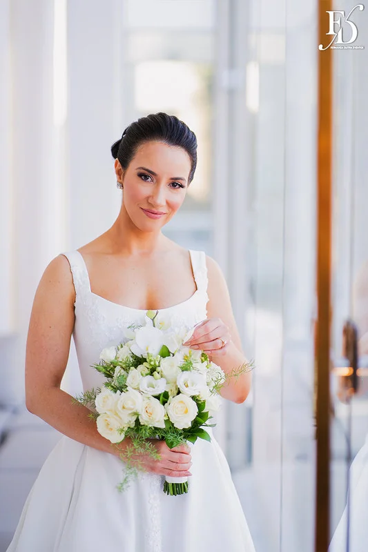 casamento com cerimônia realizada às 15h na Basílica Nossa Senhora das Dores em Porto Alegre e recepção no Alto da Capela. Coquetel na área externa embalado com jazz e por-do-sol, jantar formal, decoração exuberante e linda, em estilo botânico e muitas cores, luxuoso e lindo, por Life Eventos Especiais