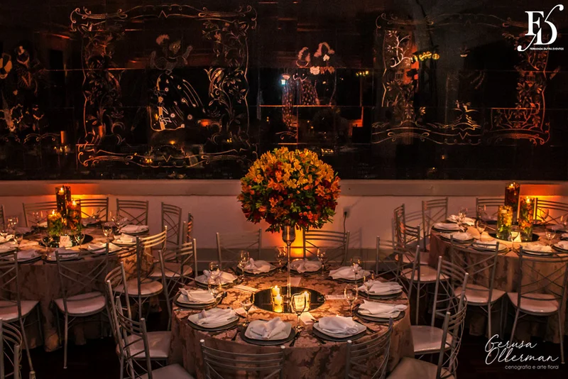 formatura tripla em direito pela fmp fundação do ministério público realizada no salão cristal do clube do comércio em porto alegre com decoração elegante clássica sofisticada em tons terrosos