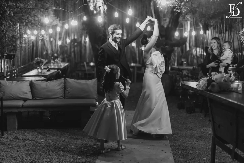 casamento mini-wedding no eat kitchen em novo hamburgo com decoração verde e branco estilo greenery abertura de pista