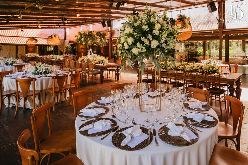 casamento diurno estilo europeu realizado no alto da capela em porto alegre no formato destination wedding com organizacao de life eventos especiais casamento de luxo em porto alegre com decoração luxuosa e clássica