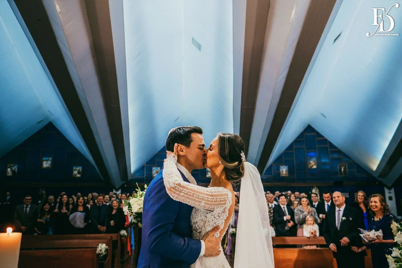 casamento na igreja nossa senhora do mont'serrat em porto alegre e festa de casamento na casa vetro em porto alegre com decoração sofisticada e luxuosa estilo clássico em dourado branco e amarelo por life eventos especiais cerimonialista de casamento em porto alegre