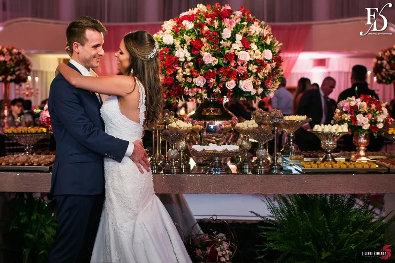 casamento com cerimônia na igreja santa teresinha da josé bonifácio em porto alegre e santissimo sacramento e recepção no salão dos espelhos do clube do comércio na andradas por life eventos especiais com decoração elegante sofisticada e luxuosa em porto alegre assessoria e cerimonial de eventos