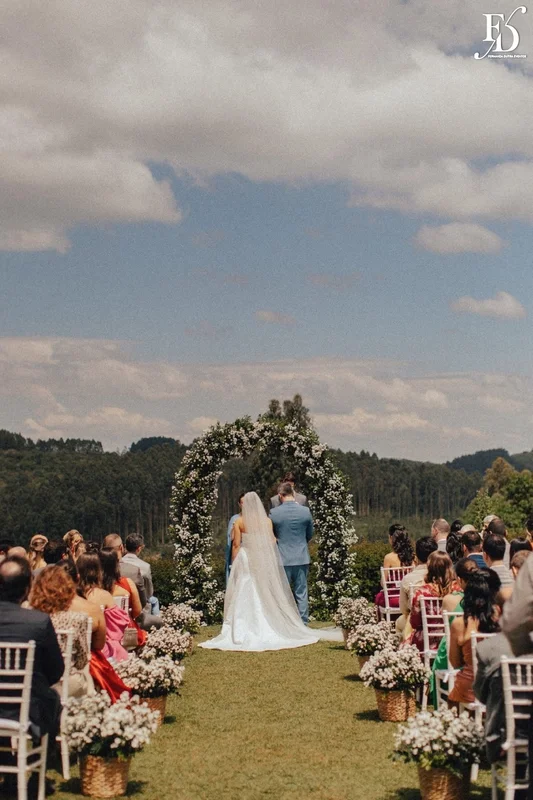 casamento na la casa piemont em farroupilha cerimônia ao ar livre noivos no altar