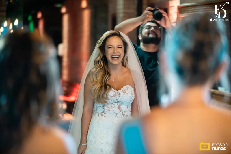 casamento no espaço paraíso em porto alegre com decoração moderna em azul marinho, dourado e girassóis; temática geek, com referências a funko pop, filmes e séries - por life eventos especiais