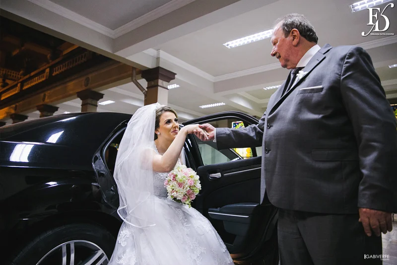 casamento com cerimônia na igreja são josé la salle em canoas rs e recepção na lalux casa de festas com decoração moderna sofisticada elegante em amarelo cinza e preto por life eventos especiais assessoria e organização de casamentos em porto alegre