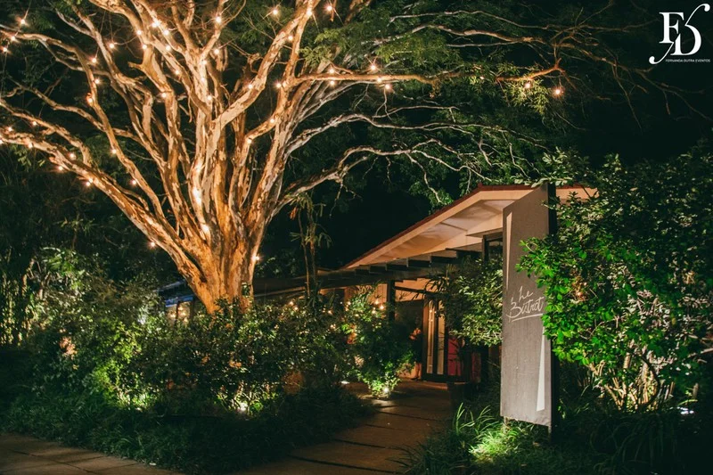 casamento realizado na igreja santa cecília em porto alegre e recepção no le bistrot gourmet com decoração colorida vibrante tropical por life eventos especiais cerimonialista de casamento em porto alegre