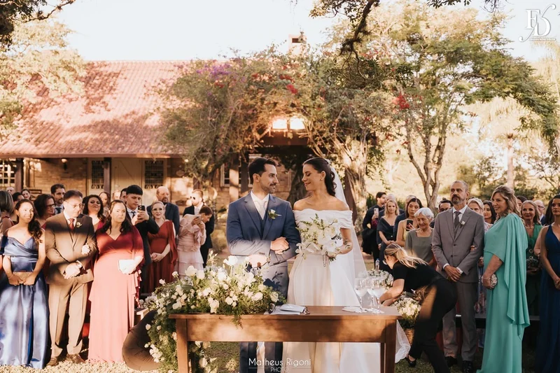 casamento elegante e sofisticado no alto da capela em porto alegre com decoração botânica greenery em verde e branco por life eventos especiais