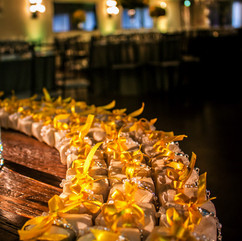 casamento com cerimônia na igreja são pedro em porto alegre e recepção no salão bavária da sociedade germânia em porto alegre com decoração clean clássica em prata e amarelo por life eventos especiais cerimonialista para festa de casamento em porto alegre