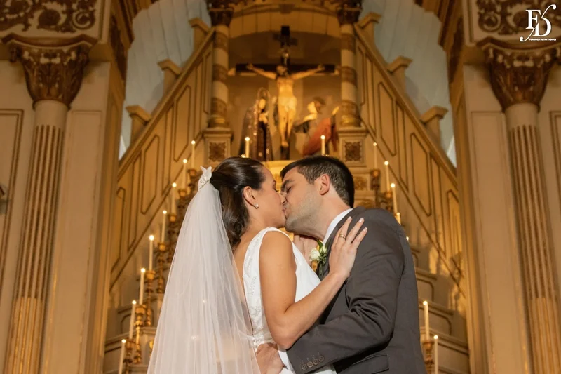 noivos no altar na igreja nossa senhora das dores