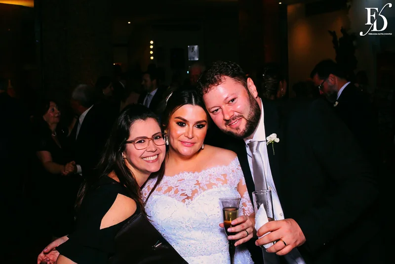 casamento com decoração luxuosa na praça dos fundadores do grêmio náutico união em porto alegre em tons de dourado preto e rosa sofisticado clássico e elegante por life eventos especiais cerimonialista em porto alegre cerimônia na igreja são pedro