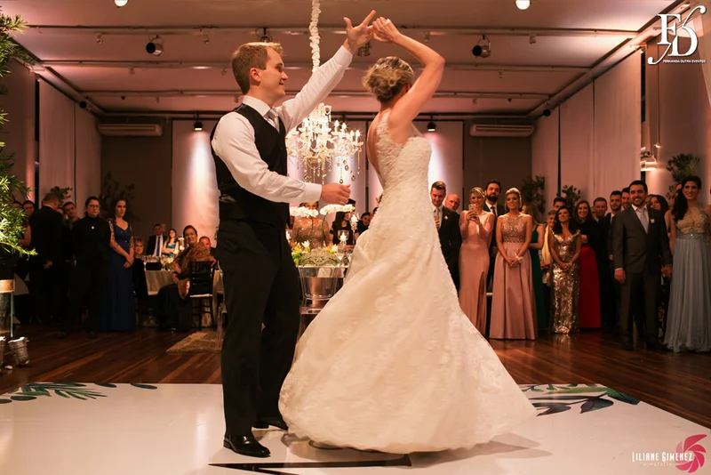 casamento com cerimônia na casa vetro em porto alegre e cerimônia na igreja cristo bom pastor com decoração clean clássica sofisticada e contemporânea em branco verde prataria e cristais por life eventos esepciais cerimonialista wedding planner em porto alegre
