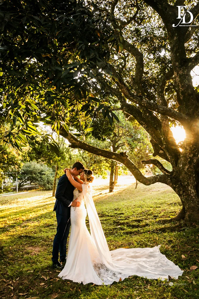 casamento do goleiro brenno do grêmio de porto alegre com a linda victoria fogazzi com uma cerimônia ao ar livre em porto alegre num lindo entardecer de verão e recepção em tons de marsala no salão principal da sede campestre da associação do ministério público por life eventos especiais cerimonialista em porto alegre