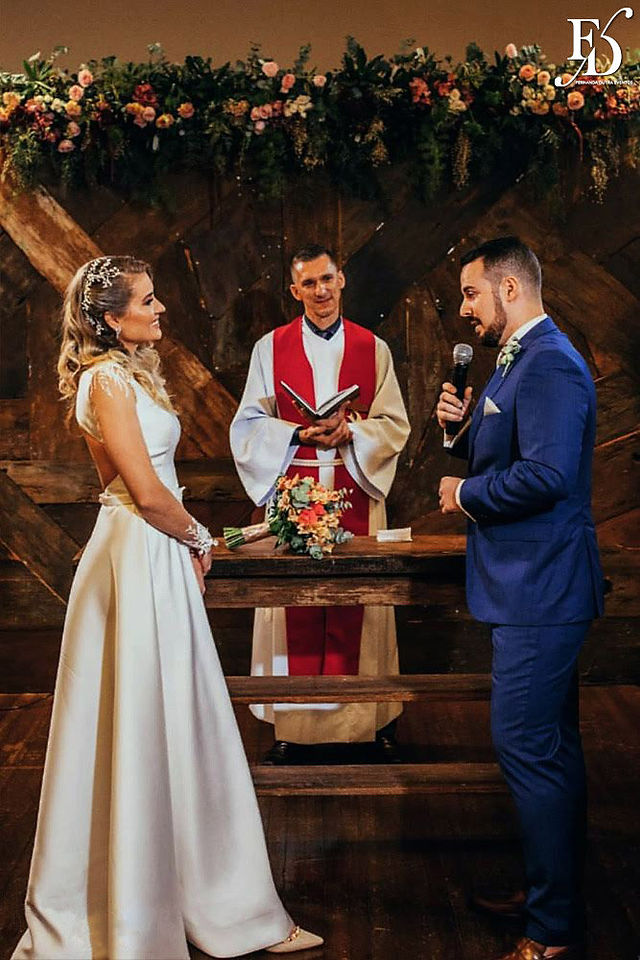 casamento estilo mini wedding para 28 convidados realizado na vinhos do mundo da getulio vargas em porto alegre com decoração colonial estilo casamento na vinicola com uvas pipas e trigo estilo rústico com cerimônia e recepção no mesmo local por life eventos especiais