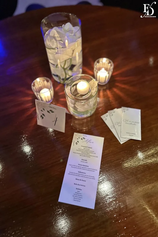 Centro de mesa com orquídeas submersas em cilindro de cristal e velas flutuantes casamento clean Porto Alegre