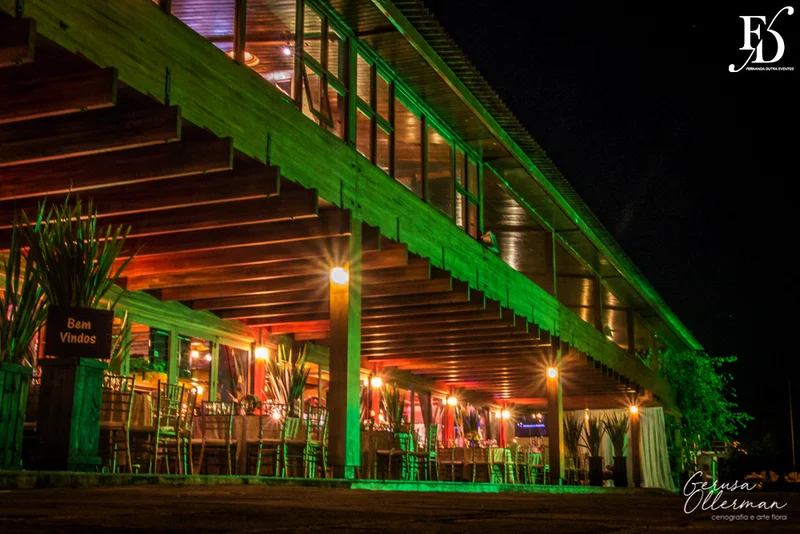 casamento luxuoso no clube veleiros do sul em porto alegre com decoração em dourado fechamento do teto em voil e espelhos venezianos cerimônia na igreja santa teresinha e santíssimo sacramento na redenção com organização e cerimonial de fernanda dutra da life eventos especiais organizadora de eventos em porto alegre