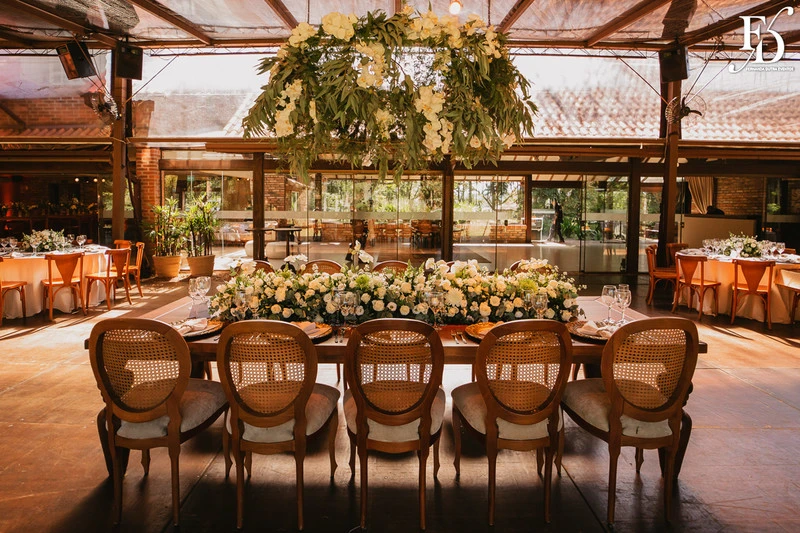 casamento diurno estilo europeu realizado no alto da capela em porto alegre no formato destination wedding com organizacao de life eventos especiais casamento de luxo em porto alegre com decoração luxuosa e clássica