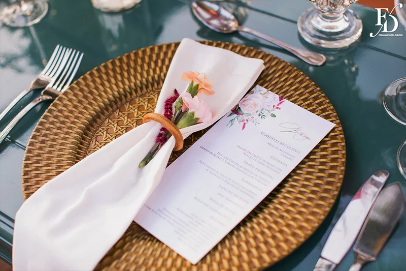 casamento com cerimônia realizada às 15h na Basílica Nossa Senhora das Dores em Porto Alegre e recepção no Alto da Capela. Coquetel na área externa embalado com jazz e por-do-sol, jantar formal, decoração exuberante e linda, em estilo botânico e muitas cores, luxuoso e lindo, por Life Eventos Especiais
