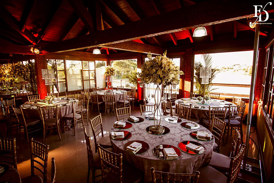 casamento com cerimônia e recepção no salão de festas da praia da vila do barco dentro do condomínio terraville em porto alegre home wedding casamento no condomínio casamento em casa em porto alegre mini wedding com decoração sofisticada luxuosa chique elegante em mobiliário de espelho dourado branco e cristais por life eventos especiais cerimonialista para casamento em porto alegre
