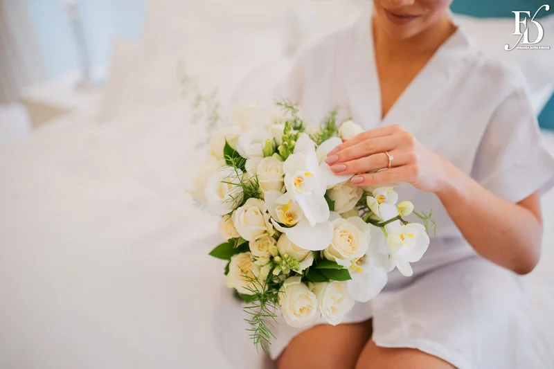 casamento com cerimônia realizada às 15h na Basílica Nossa Senhora das Dores em Porto Alegre e recepção no Alto da Capela. Coquetel na área externa embalado com jazz e por-do-sol, jantar formal, decoração exuberante e linda, em estilo botânico e muitas cores, luxuoso e lindo, por Life Eventos Especiais