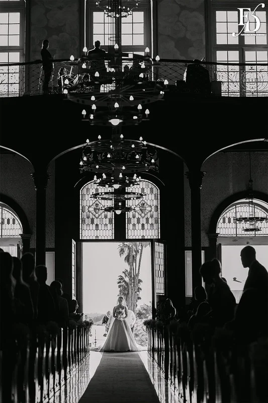 casamento com cerimônia realizada às 15h na Basílica Nossa Senhora das Dores em Porto Alegre e recepção no Alto da Capela. Coquetel na área externa embalado com jazz e por-do-sol, jantar formal, decoração exuberante e linda, em estilo botânico e muitas cores, luxuoso e lindo, por Life Eventos Especiais