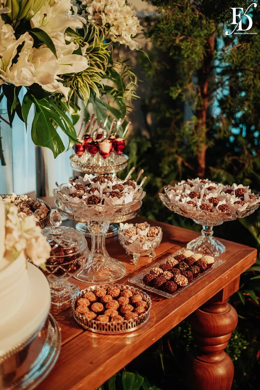 casamento com cerimônia e recepção realizados no salão imperatriz da associação leopoldina juvenil em porto alegre com decoração clássica em verde branco e prato por life eventos especiais assessoria de eventos em porto alegre