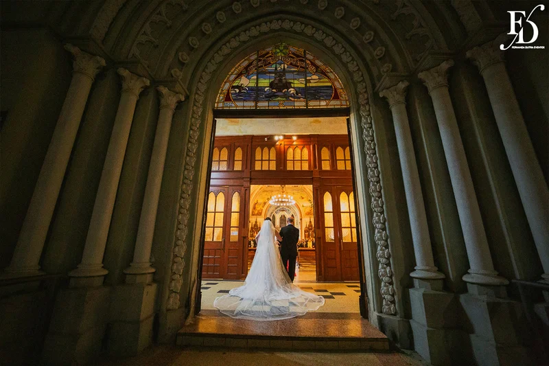 casamento realizado na igreja são pedro em porto alegre e recepção no le bistrot gourmet com decoração colorida e vibrante em rosa pink roxo e lilás