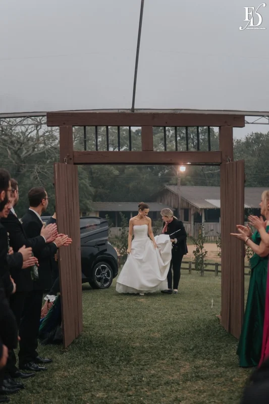 recepção no espaço paraíso em porto alegre viamão alvorada recepção externa decoração europeia cloud dancer european stylling entrada dos noivos