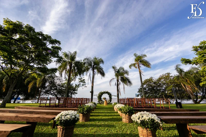 casamento a beira do rio guaiba em porto alegre no clube veleiros do sul com decoração botânica greenery sofisticada moderna e elegante por life eventos especiais assessoria e cerimonial de casamento em porto alegre casamentos de luxo