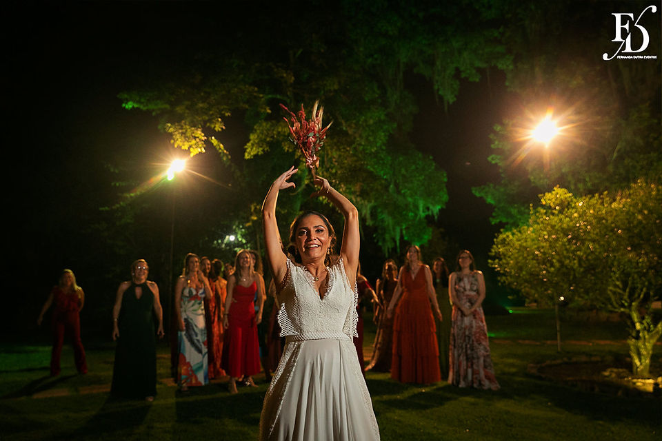 Casamento boho ao ar livre foi realizado na Casa na Chácara em Porto Alegre, com uma decoração em tons terrosos criada pela Life Eventos Especiais, uma empresa de cerimonialistas profissionais. Descubra como foi esse evento encantador, que contou com uma atmosfera aconchegante e descontraída