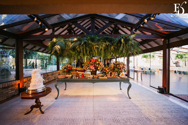 casamento com cerimônia realizada às 15h na Basílica Nossa Senhora das Dores em Porto Alegre e recepção no Alto da Capela. Coquetel na área externa embalado com jazz e por-do-sol, jantar formal, decoração exuberante e linda, em estilo botânico e muitas cores, luxuoso e lindo, por Life Eventos Especiais