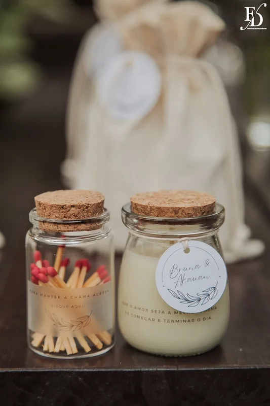 casamento mini-wedding no eat kitchen em novo hamburgo com decoração verde e branco estilo greenery mesa de lembrancinhas vela aromatizada