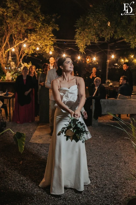 casamento mini-wedding no eat kitchen em novo hamburgo com decoração verde e branco estilo greenery noiva jogando o bouquet