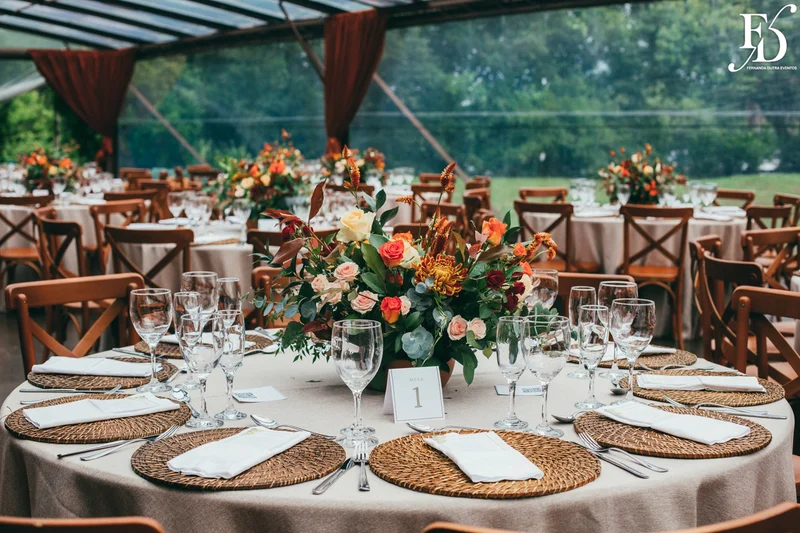 casamento realizado no alto da capela em porto alegre por life eventos especiais com cerimônia ao ar livre decoração despojada em tons terrosos e uma parede de donuts para a alegria dos convidados