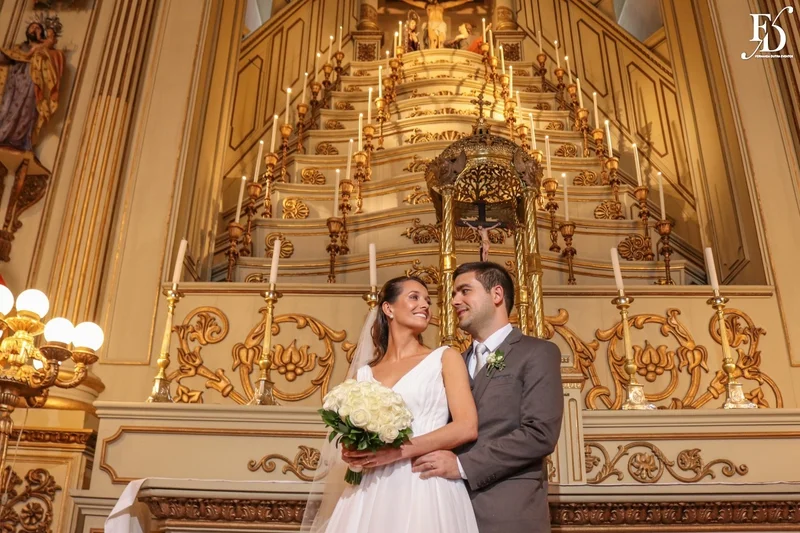 noivos no altar na igreja nossa senhora das dores
