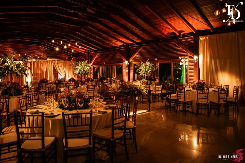 casamento realizado no sítio da figueira em porto alegre numa noite fria de inverno com decoração rústico delicada botânica organização e cerimonial de life eventos especiais cerimonialista para casamentos em porto alegre