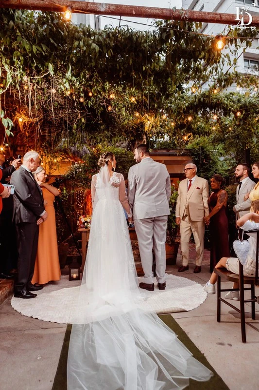 casamento mini-wedding realizado no lá nos fundos em porto alegre restaurante puppi baggio com decoração boho minimalista em verde e branco festa animada e descontraída com cerimonial de life eventos especiais cerimonialista de casamento em porto alegre 