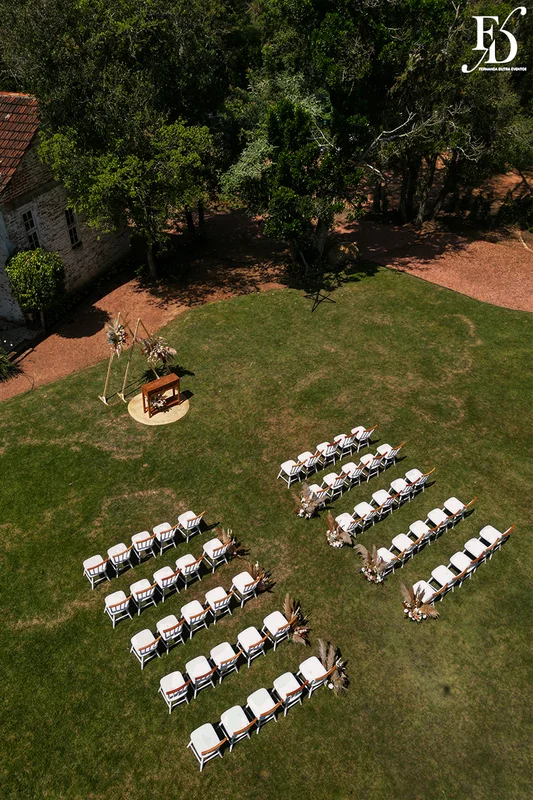 casamento divertido e animado na casa na chácara, em porto alegre; um casal jovem, despojado, que queria celebrar esse momento com um rodízio de pizza - casamento com pizza - decoração estilo boho wedding em tons terrosos cerimonial de life eventos especiais
