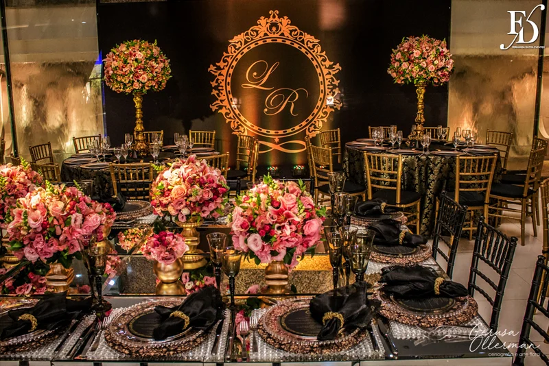 casamento com decoração luxuosa na praça dos fundadores do grêmio náutico união em porto alegre em tons de dourado preto e rosa sofisticado clássico e elegante por life eventos especiais cerimonialista em porto alegre cerimônia na igreja são pedro